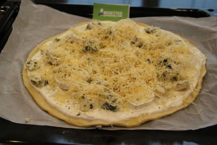 Pizza-fromage-crémeuse-avec-pâte-fromage