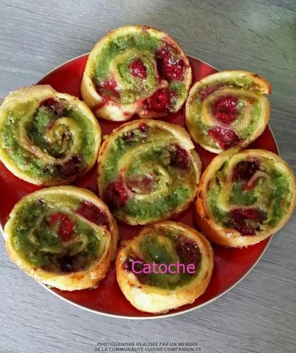 Roulés-feuilletés-pistache-framboises-(catoche)-companion