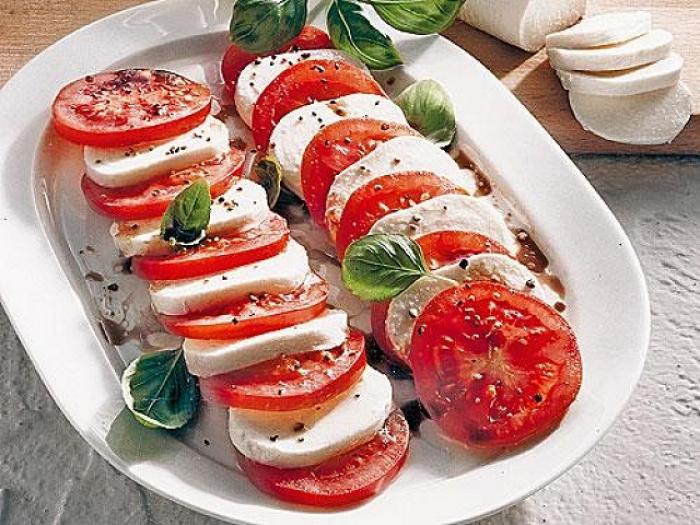 Salade-de-tomate-à-la-mozarella