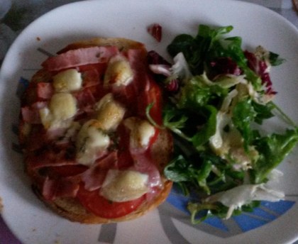Bruschetta-tomate,-chèvre-et-jambon-cru