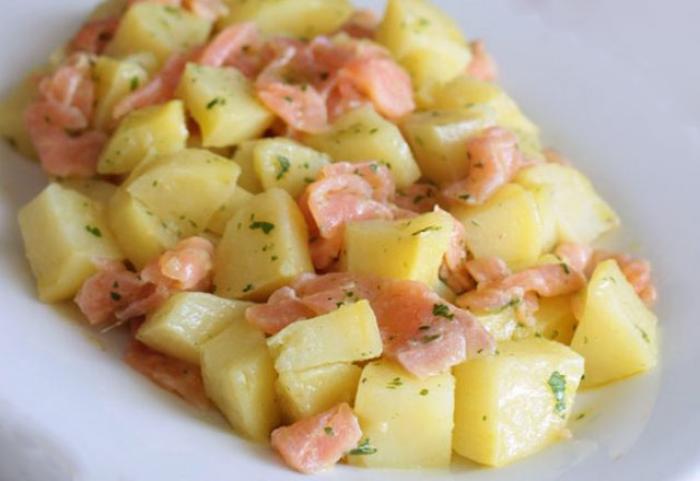 Salade-de-pommes-de-terre-au-saumon-fumé-