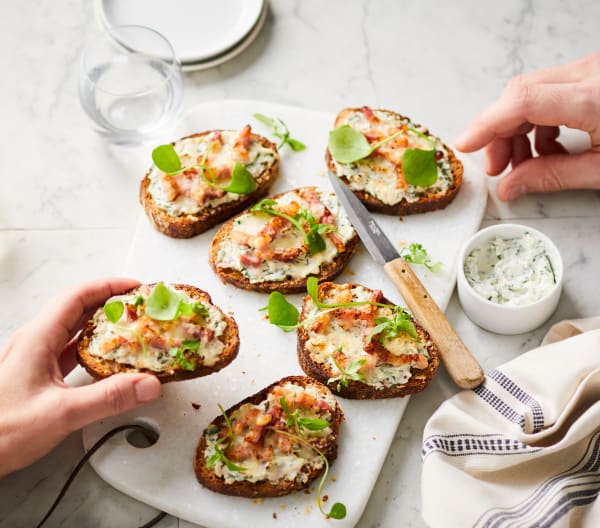Tartines-aux-comté,-parmesan,-lardons-et-roquette
