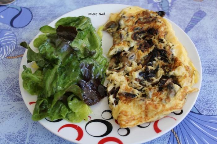 Omelette-forestière-salade-verte