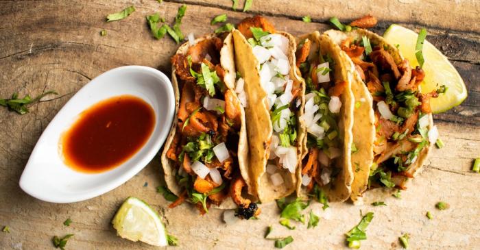 Tacos al pastor, le porc marine aux piments, achiote et ananas grille du mexique